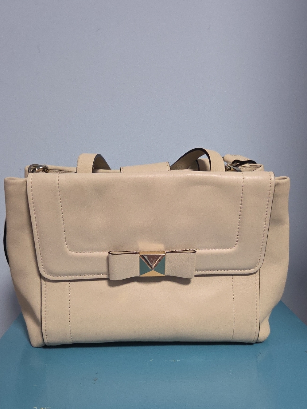 Kate Spade Ivory Bradshaw Bow Bag with Gold Accents Excellent Condition